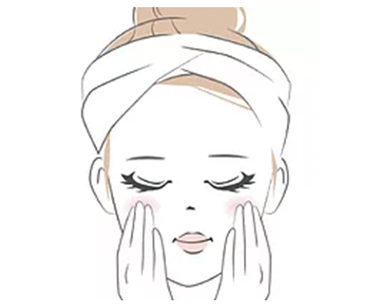 クレンジングバームを顔に乗せて、メイクになじませる